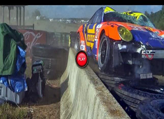 "بالفيديو" سباق سيارات ينتهى بتحطم سيارتين بورش Porsche 911s 2