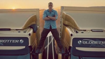 “بالفيديو” فان دام يستعرض قوته بحركات فائقة الجرأة فوق شاحنات “فولفو”