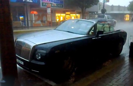 [فيديو] رجل ينسى سيارته رولز رويس مكشوفه في المطر على الطريق 1