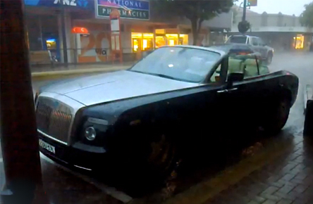 [فيديو] رجل ينسى سيارته رولز رويس مكشوفه في المطر على الطريق 5