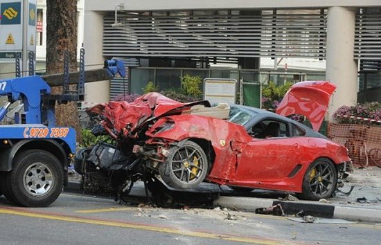 حادث فيراري 599 جي تي او في سنغافورة بسبب السرعة وقطع الاشارة بالفيديو والصور 5