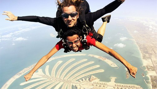 عيش المتعة مع جاكوار في "القفز بالمظلات" سكاي دايف بمدينة دبي Skydive Dubai 1