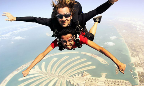 عيش المتعة مع جاكوار في "القفز بالمظلات" سكاي دايف بمدينة دبي Skydive Dubai 1