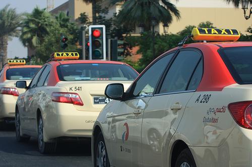 سعودي يكافئ سائق تاكسي في مدينة دبي الذي أرجع له 36 ألفا وجواز سفره بعشرة دراهم فقط ! 6