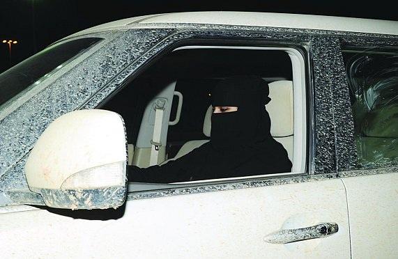 شرطة منطقة "الباحة" توقف فتاة أثناء قيادتها السيارة برفقة والدها المسن الذي فقد الوعي 3