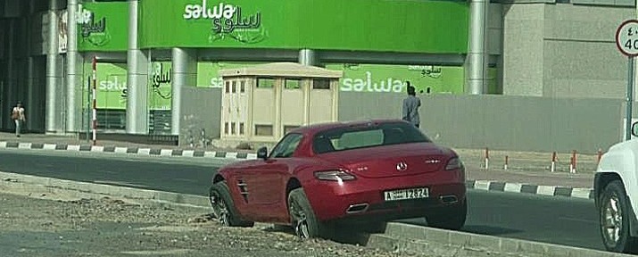 حادث مرسيدس اس ال اس في دبي بعد ان فقد السائق توازن السيارة Mercedes SLS AMG in Dubai 5