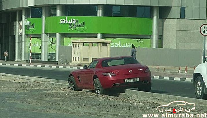 حادث مرسيدس اس ال اس في دبي بعد ان فقد السائق توازن السيارة Mercedes SLS AMG in Dubai