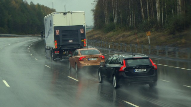 تقنية القيادة الذاتيه وصلت لسيارت فولفو 2014 الجديدة شاهد بالصور والفيديو Volvo 2014