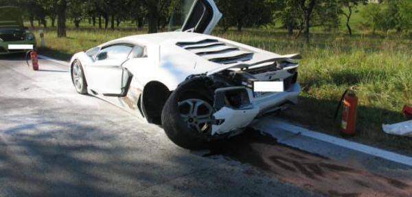 حادث لامبرجيني افنتادور الجديدة أثناء سباقها مع سيارة فيراري بالصور Lamborghini Aventador 1