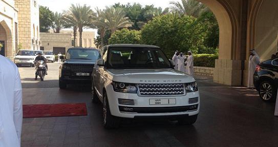 الشيخ محمد بن راشد حاكم مدينة دبي يركب سيارته "الجديدة" رنج روفر 2013 بالصور 1
