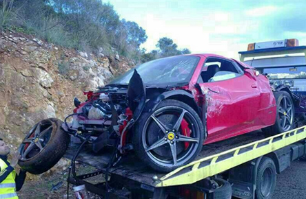 فيراري 458 إيطاليا تتحطم بالكامل في جزيرة مايوركا الاسبانية بالصور Ferrari 458 Italia