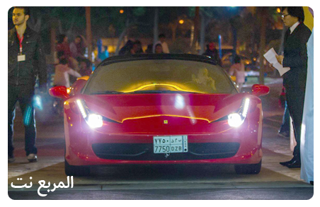 سعوديات يستوقفن شباب سعوديين في مدينة الرياض من اجل شراء لوحات سياراتهم المميزة !