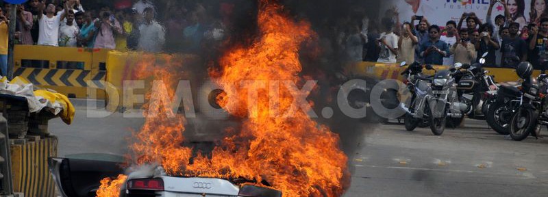 اودي ار ايت "الفاخرة" تحترق بمدينة بمومباي في الهند خلال سباق السيارات في المدينة "صور" 1