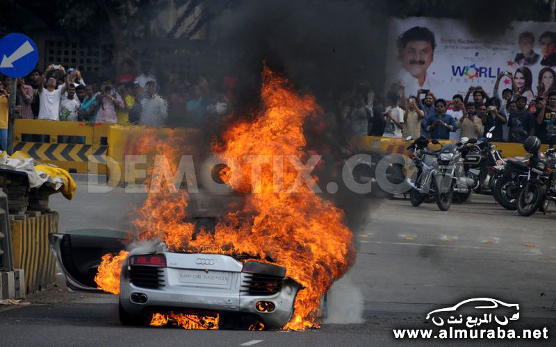 اودي ار ايت “الفاخرة” تحترق بمدينة بمومباي في الهند خلال سباق السيارات في المدينة “صور”