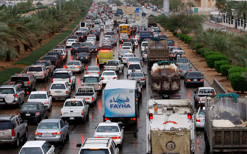 إقتصاديون: السعودية استوردت سيارات بـ 110 مليارات ريال في عام 2012 والتوطين يوفر 100 الف وظيفة ! 3