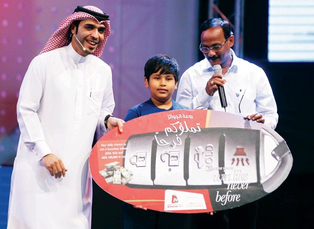 طفل هندي يفوز بسيارتين فاخرتين و100 ألف درهم بسحوبات في “مهرجان دبي” للتسوق بالصور