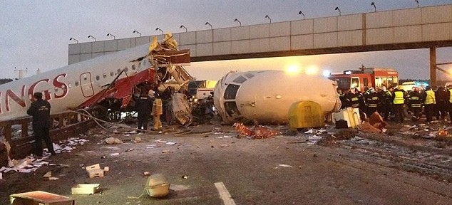 [فيديو] وصور سيارة تقوم بتصوير حادثة "الطائرة الروسية" اثناء إصطدامها بالارض وتطاير اجزائها على الطريق 11