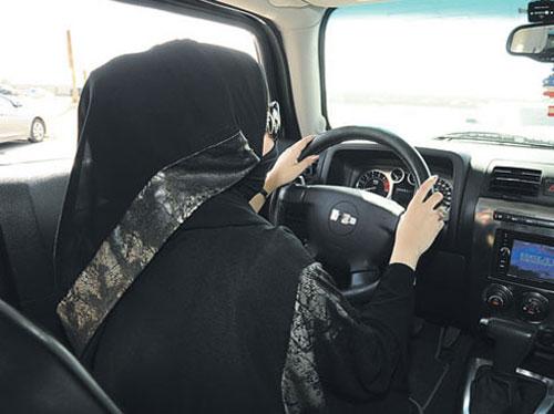 "حادث مروري" في شمال الرياض يكشف قيادة فتاة مبتثعة هي وصديقاتها لسيارة أخوها 2
