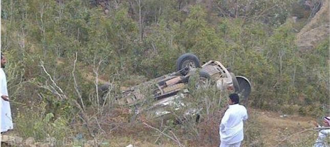 "بالصور" سقوط سيارة مرافقي وكيل "وزارة التربية" من أعلى جبال فيفا بجازان 1