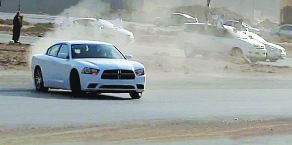 المرور السعودي يضبط عسكريين وضباط يمارسون "التفحيط" على سياراتهم الخاصة والمستأجرة 1