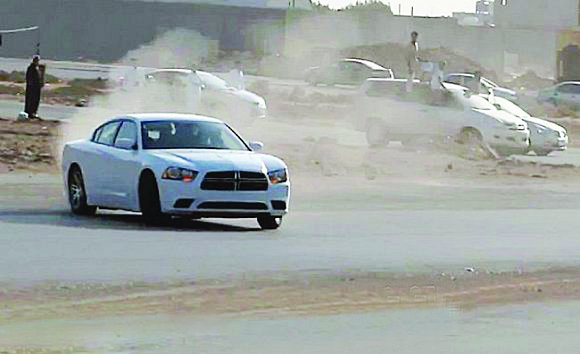 المرور السعودي يضبط عسكريين وضباط يمارسون "التفحيط" على سياراتهم الخاصة والمستأجرة 2
