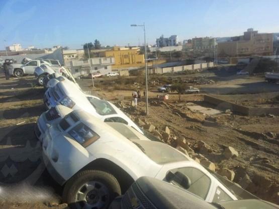 “بالصور” سقوط 14 سيارة جديدة لشركة شفرولية وجمس بعد انهيار جدار المستودع