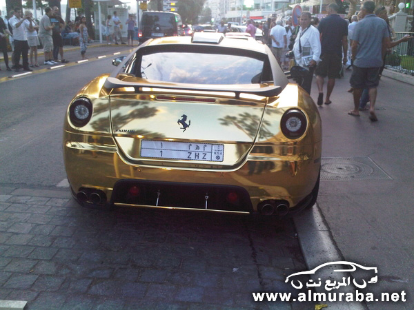 فيراري 599 المطلية باللون الذهبي تبهر السياح في شارع جميرا بمدينة دبي Ferrari 599