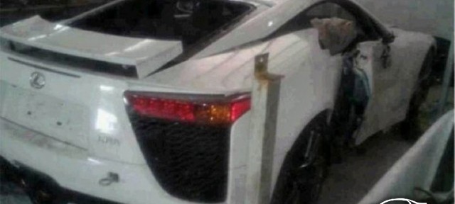"بالصور" حادث تصادم سيارة لكزس ال اف ايه الفاخرة في الصين Lexus LFA 1