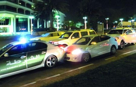 شرطة دبي تقبض على سارق سيارات بعد مطاردة سريعة بسيارتها الجديدة بالصور 1