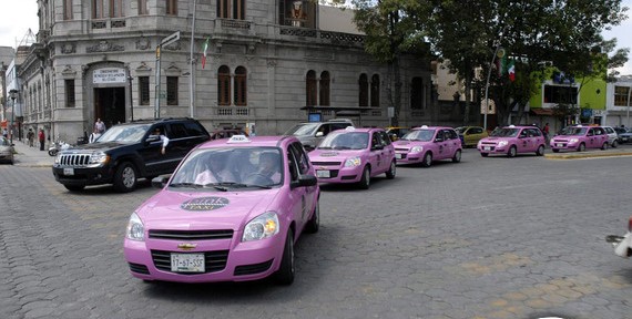 “التاكسي الوردي” في المكسيك المخصص للنساء فقط وخدمتهن في المدينة بالصور