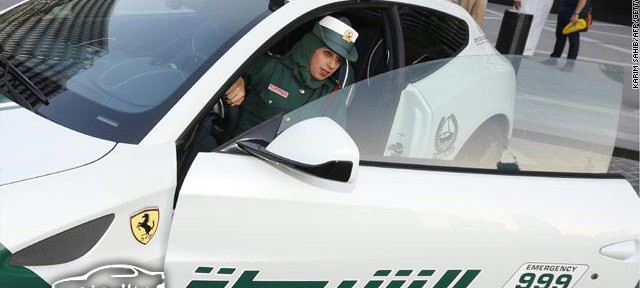 “بالصور” الشرطة النسائية في مدينة دبي تتسلم سيارات فيراري لضبط امن الطرق