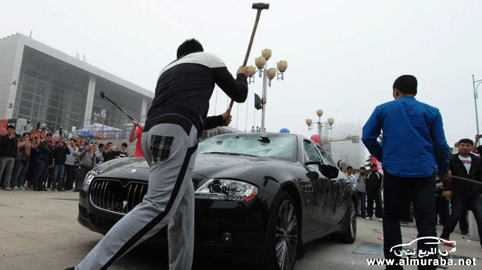 “بالصور” و”الفيديو” صيني غاضب يحطم سيارته المازيراتي في امام الوكالة والجماهير