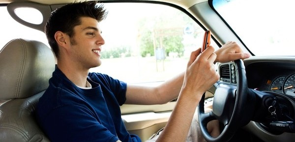 "دراسة" تقول ان نصف الشباب يستخدمون الهاتف الجوال أثناء قيادة السيارة! 2