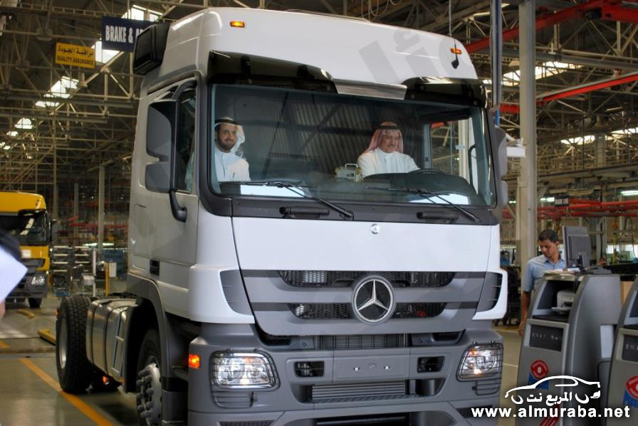 وزير التجارة "الربيعة" يقوم بإختبار شاحنةً من طراز مرسيدس بنز جمعتها أياد سعودية "صورة" 3