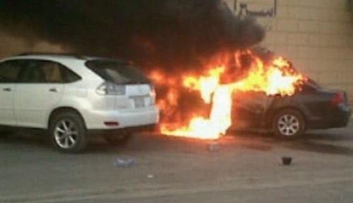 “بالصور” شابان في مدينة الرياض يسرقان سيارة في وضع التشغيل بداخلها امرأة ويفحطان بها ثم يحرقانها