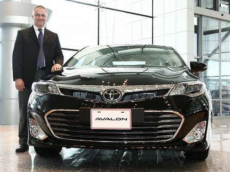 كبير مهندسي تويوتا في دبي ليتحدث عن سيارة افالون 2013 الجديدة Toyota Avalon 1