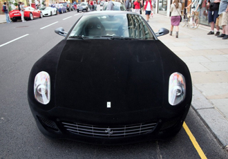 فيراري 599 مغطأة بالمخمل تلفت الانظار في شوارع مدينة لندن Ferrari 599 GTB 1