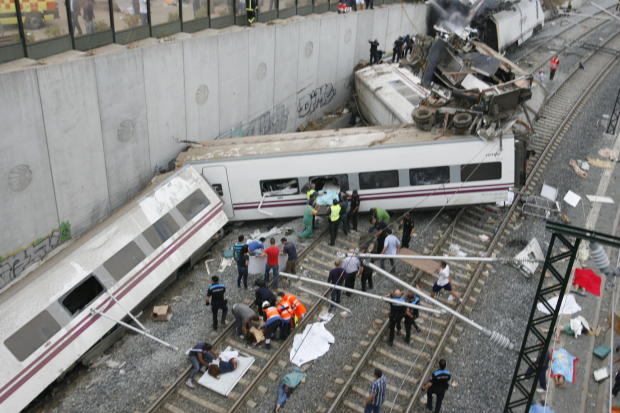 “فيديو” انحراف قطار اسبانيا بمدينة مدريد من الخط يخلف 80 قتيلاً و178 جريحاً