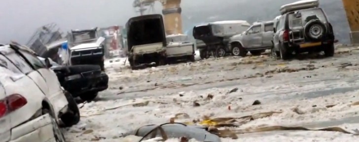 “بالفيديو” سقوط 52 سيارة في البحر اثناء نقلها على سفينة خلال العاصفة في اليابان