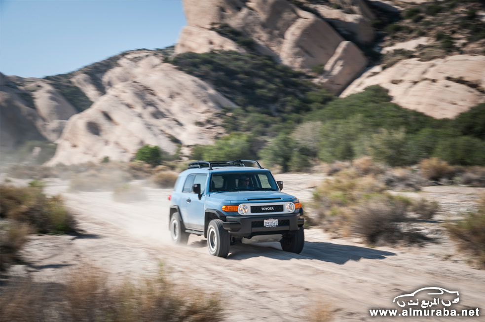 2014-toyota-fj-cruiser-trail-teams-ultimate-edition-front-end-in-motion