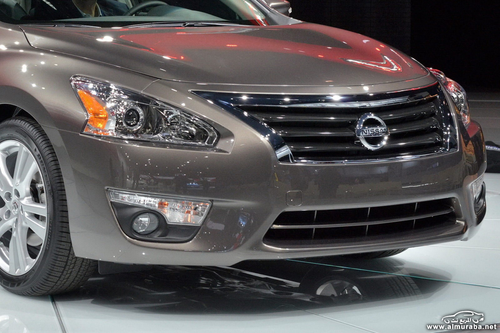 2015-Nissan-Altima-Sedan-Front-Detail-View