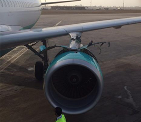 “بالصور” تحطم غطاء محرك طائرة “ناس” بعد إقلاعها من جدة