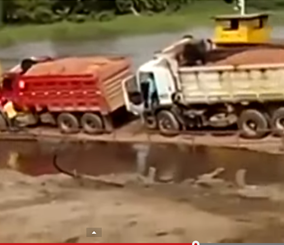 “فيديو” شاهد لحظة سقوط 4 شاحنات عملاقة في نهر بالبرازيل