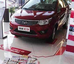 “بالصور” شاهد صيني يسدد ثمن سيارته الجديدة بالعملة المعدنية