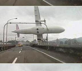 “بالفيديو والصور” لحظات سقوط طائرة ركاب على متنها 58 شخصاً في تايوان