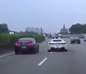 "فيديو" قائد فيراري 458 يجعل قائد نيسان GT-R يصطدم في احدى السيارات 4