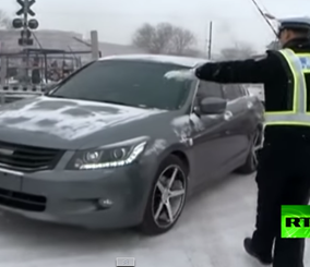 “فيديو” شاهد شرطي مرور يوقف سائق سيارة هاربة بطريقة جنونية!