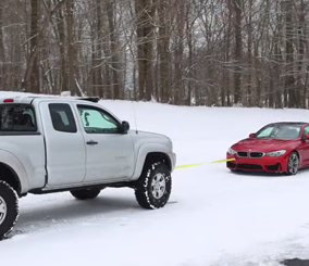 "فيديو": تحدي شد الحبل بين بي إم دبليو M4 وتويوتا تاكوما في الثلج 3