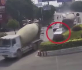 “فيديو” شاحنتين لنقل الاسمنت يسحقون سيارة صغيرة بسبب الدخول بينهم