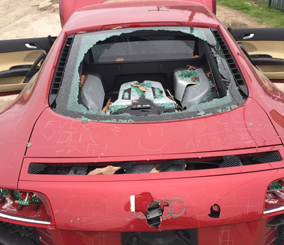 “بالصور” شاهد زوجة غاضبة تحطم سيارة زوجها الفارهة بسبب خيانته لها